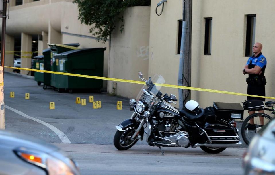 Agentes de la policía de Coral Gables vigilan un perímetro de la escena del crimen en un callejón al sur de Coral Way después de un robo en Regent Jewelers en 386 Miracle Mile, el jueves 5 de diciembre de 2019.