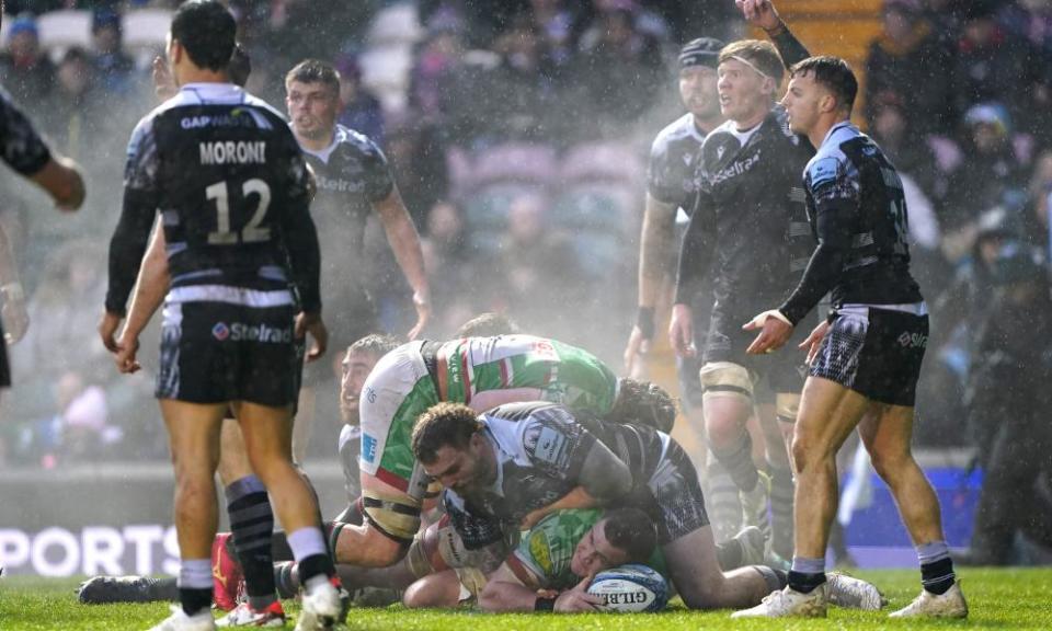 Jasper Wiese touches down for Leicester.