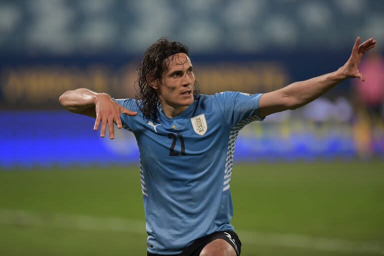 (FILES) Uruguay's Edinson Cavani celebrates after scoring against Bolivia during their Conmebol Copa America 2021 football tournament group phase match at the Arena Pantanal Stadium in Cuiaba, Brazil, on June 24, 2021. Cavani announced on May 30 on his social networks that he is resigning from the Uruguayan National team after 16 years, 136 caps and four world cups. (Photo by DOUGLAS MAGNO / AFP)