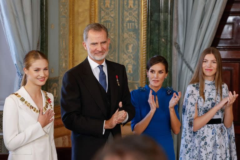 La Princesa Heredera de Asturias Leonor reacciona junto al Rey de España Felipe VI, la Reina Letizia y la Princesa Sofía de España después de recibir el collar de la Orden española de Carlos III durante una ceremonia, después de jurar lealtad a la constitución en el Congreso, en su 18º cumpleaños, en el Palacio Real de Madrid el 31 de octubre de 2023.