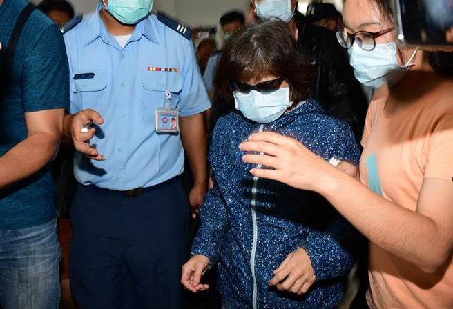 去年10月29日，殉職飛官朱冠甍的母親趕抵台東市立殯儀館，見愛兒最後一面，並痛斥軍方未重視F5E戰機問題。（資料照，莊哲權攝）