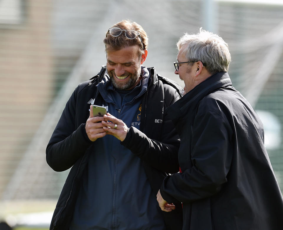 In diesem Moment sieht Jürgen Klopp das Bild von Jay. (Bild: Getty Images)