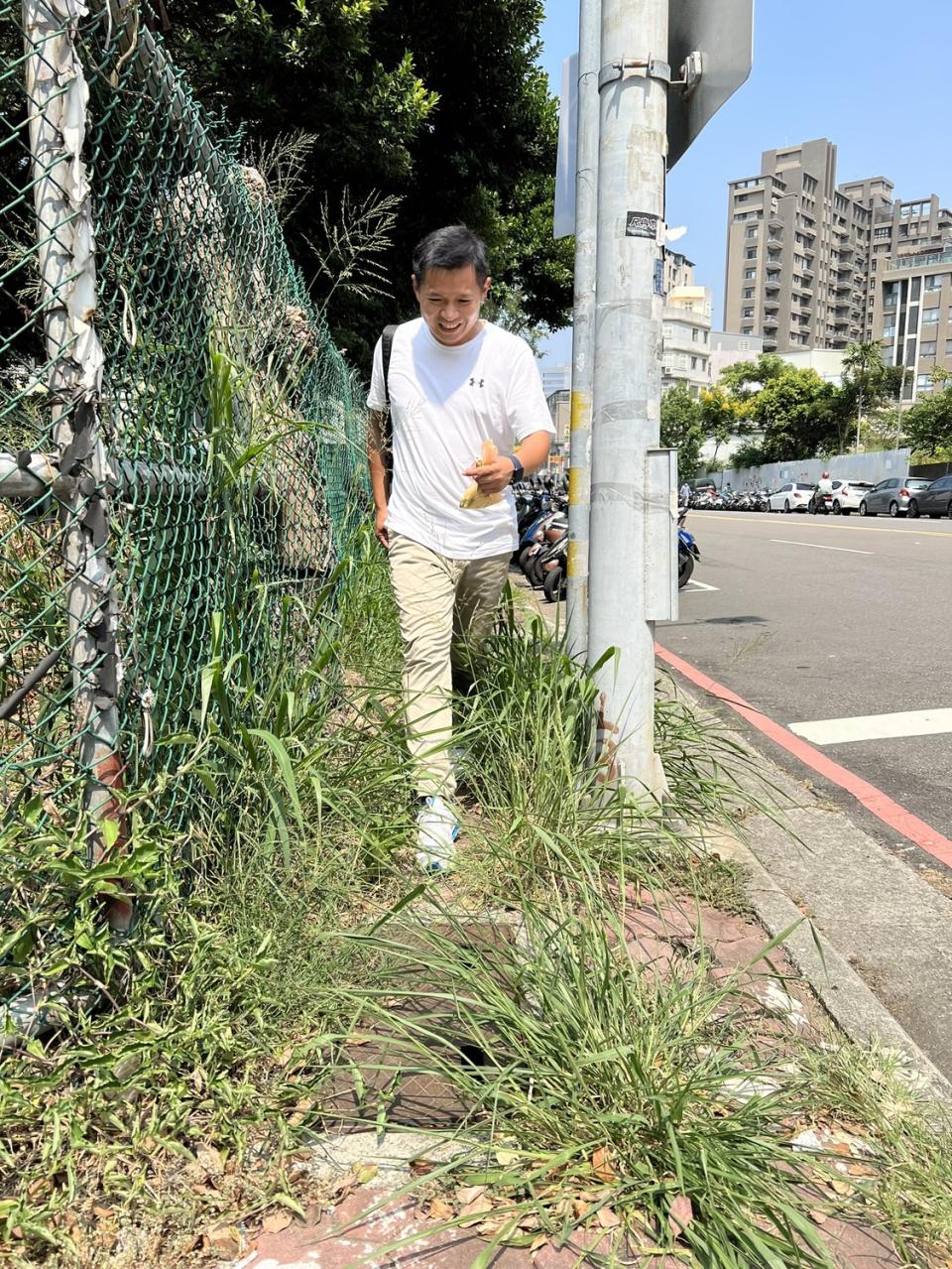 國民黨新竹市議員參選人何志勇多次指出，新竹市道路、行人道等基礎建設不足及有設計不良問題。   圖：何志勇/提供