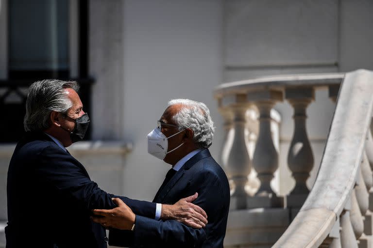 Alberto Fernandez, tras haber sido recibido por el Primer Ministro de Portugal, Antonio Costa, en el Palacio Sao Bento, en Lisboa