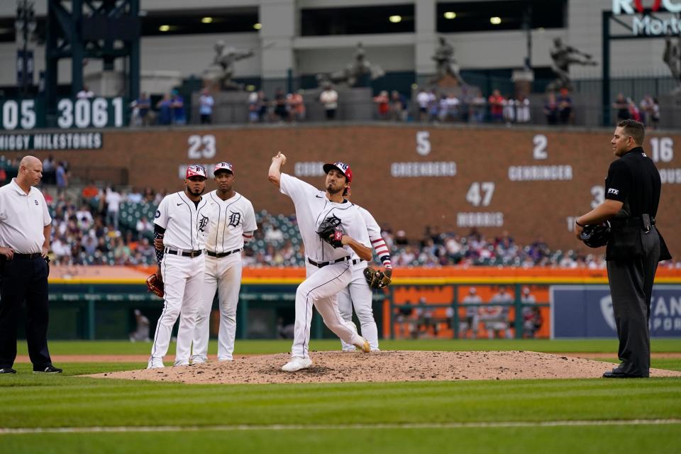 El lanzador abridor de los Tigres, Alex Faedo, lanza bajo la observación del equipo y del árbitro del plato John Libka durante la cuarta entrada del Juego 2 de la doble cartelera contra los Guardianes el lunes 4 de julio de 2022 en el Comerica Park. Faedo fue retirado del juego.