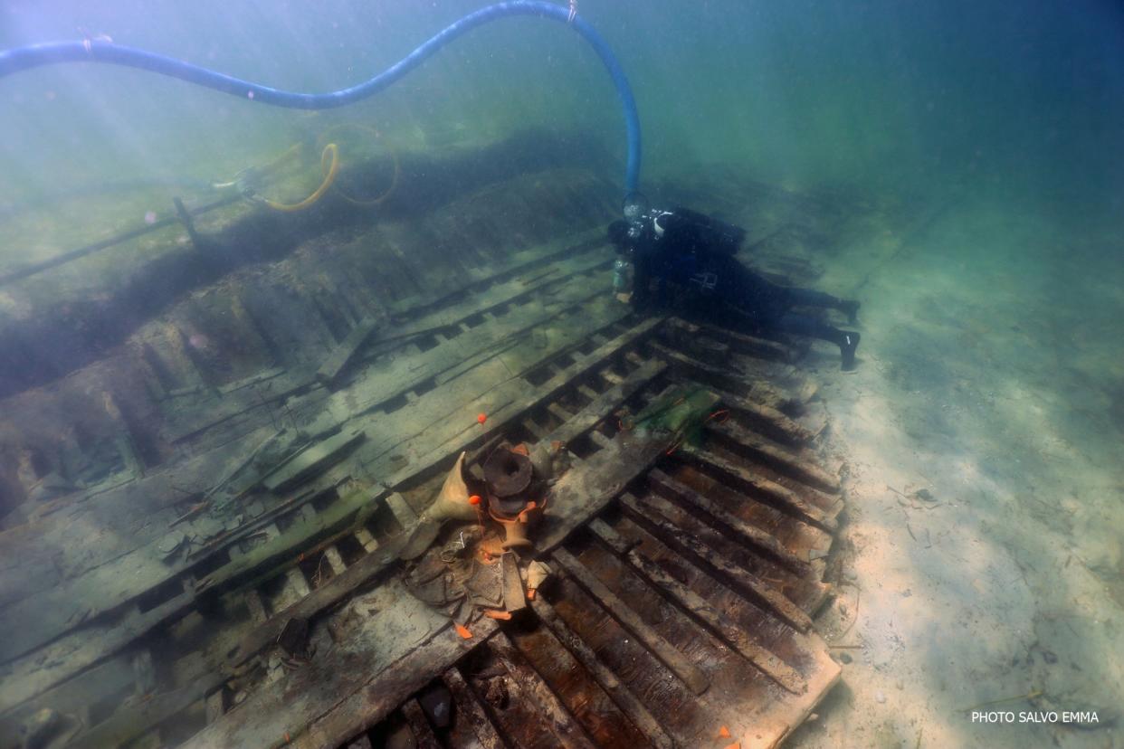 Recuperan del fondo del mar un barco romano cargado de ánforas cerca de Sicilia