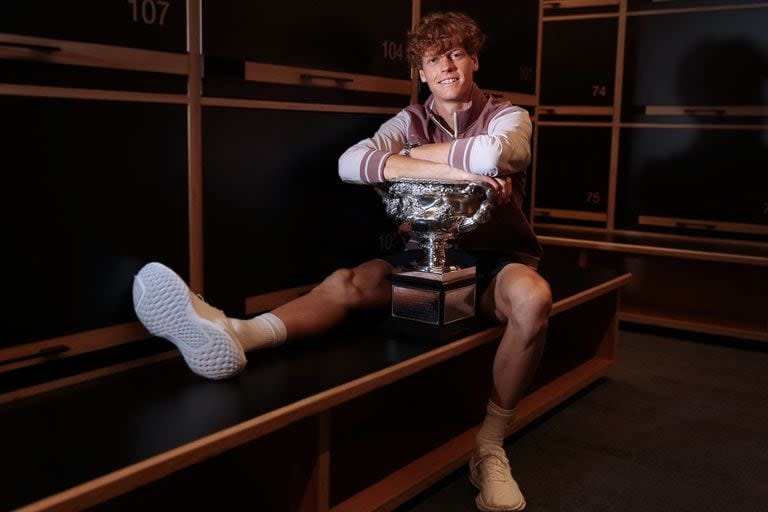 Jannik Sinner posa con el trofeo del Australian Open, en la intimidad del estadio de Melbourne