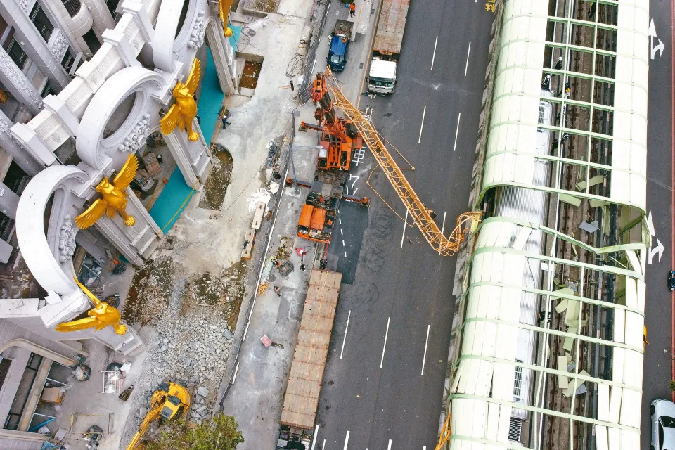 &#x008208;&#x005bcc;&#x00767c;&#x0053f0;&#x004e2d;&#x005efa;&#x007bc9;&#x005de5;&#x005730;&#x006628;&#x0062c6;&#x009664;&#x005854;&#x00540a;&#x006642;&#x00ff0c;&#x00540a;&#x0081c2;&#x005f9e;31&#x005c64;&#x006a13;&#x009802;&#x006a13;&#x006389;&#x00843d;&#x00ff0c;&#x007838;&#x007834;&#x006377;&#x00904b;&#x009694;&#x0097f3;&#x007246;&#x00ff0c;&#x005217;&#x008eca;&#x004f86;&#x004e0d;&#x0053ca;&#x00715e;&#x008eca;&#x00649e;&#x004e0a;&#x00ff0c;&#x0091c0;1&#x006b7b;10&#x0050b7;&#x00610f;&#x005916;&#x003002;&#x008a18;&#x008005;&#x009ec3;&#x004ef2;&#x0088d5;&#x00ff0f;&#x00651d;&#x005f71;