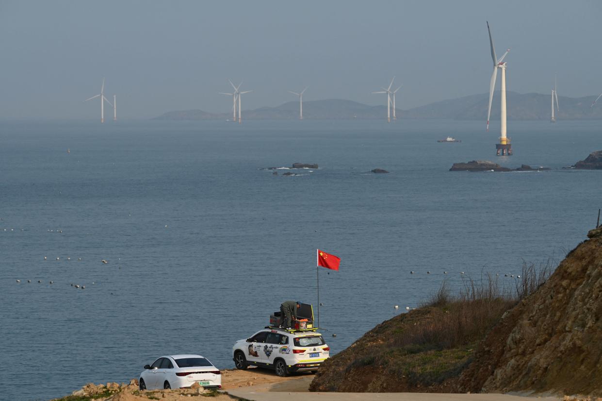 Une voiture avec un drapeau chinois avec vue sur le détroit de Taẅain, où se sont déroulés des exercices militaires du 8 au 10 avril 2023. 