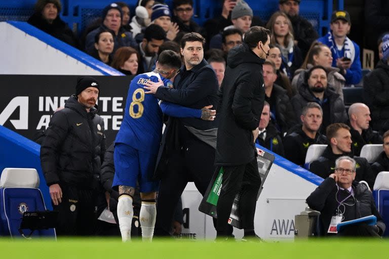 Mauricio Pochettino abrazo a Enzo Fernández, que salió reemplazado tras jugar poco más de media hora en el partido de la Carabao Cup entre Chelsea y Newcastle