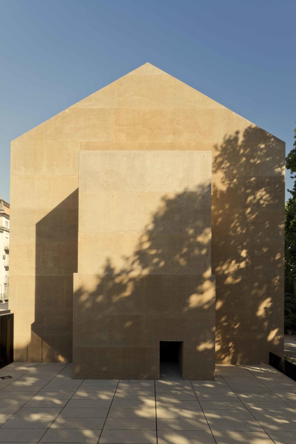 <b>Lisbon, Thalia Theatre </b><br> To retain the old walls, the exterior has been covered in concrete, while the interior remains in its original condition. <br> Designed by Gonçalo Byrne Arquitectos & Barbas Lopes Arquitectos