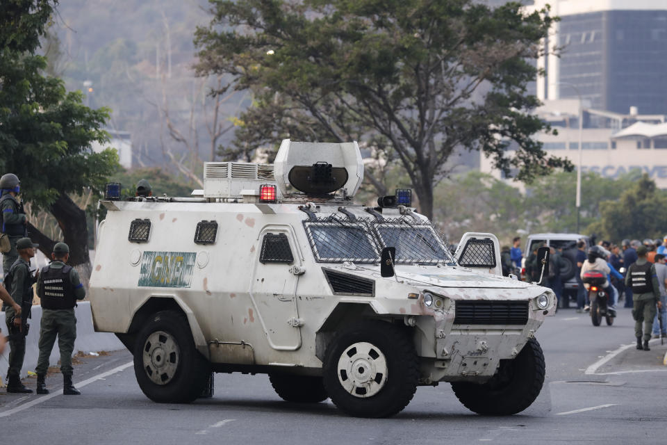 Un vehículo militar bloquea una avenida junto a la base aérea La Carlota, Caracas, martes 30 de abril de 2019. (AP Foto/Ariana Cubillos)