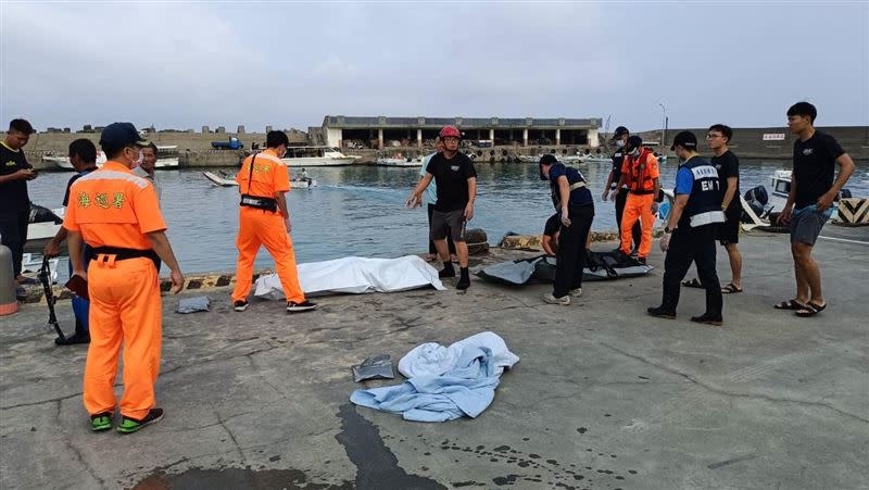 民間搜救團體今天早上發現2名潛水客，但已明顯死亡。（圖／翻攝畫面）