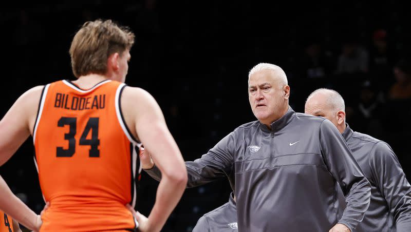 Oregon State coach Wayne Tinkle talks to Tyler Bilodeau (34) during game against Pittsburgh in the NIT Season Tip-Off at Barclay’s center, Friday, Nov. 24, 2023, in New York.