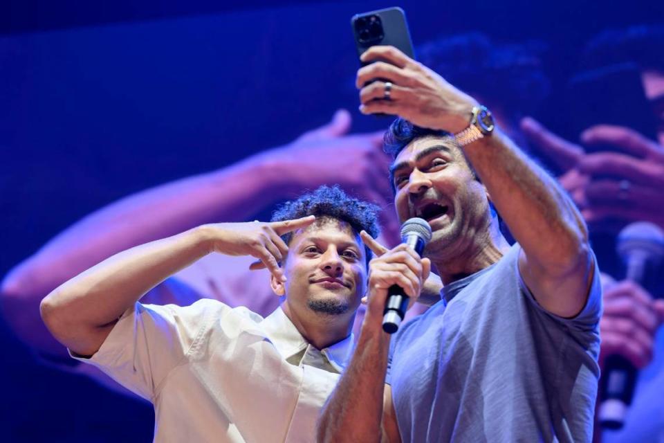 After his stand-up act, comedian Kumail Nanjiani asked Patrick Mahomes to join him for a selfie, all to impress Nanjiani’s dad.