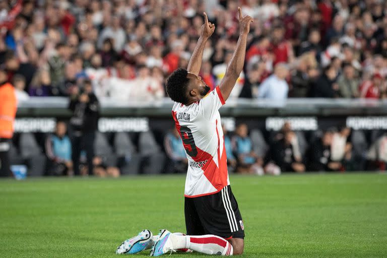 Miguel Borja marcó dos goles ante Independiente y fue la figura de River