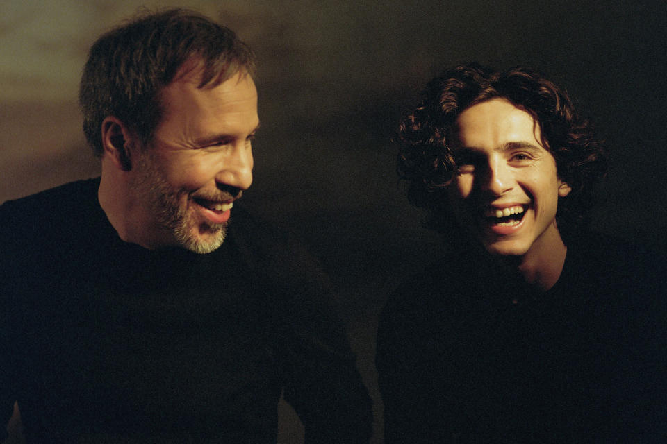 Denis Villeneuve, a la izquierda, con Timothée Chalamet en Los Ángeles, el 5 de febrero de 2024. (Chantal Anderson/The New York Times)