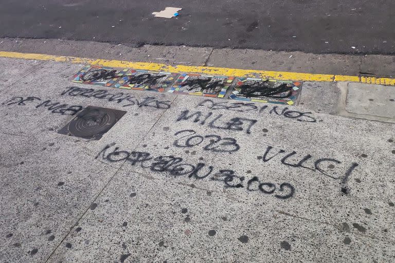 Esta mañana aparecieron vandalizadas las baldosas de la memoria en la puerta de la Escuela Superior de Comercio Carlos Pellegrini, dependiente de la Universidad de Buenos Aires