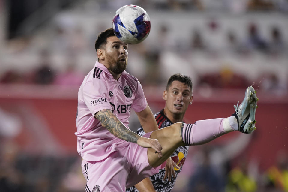 Lionel Messi (izquierda) del Inter Miami controla el balón ante Sean Nalis de los New York Red Bulls en el partido de la MLS, el sábado 26 de agosto de 2023, en Harrison, Nueva Jersey (AP Foto/Eduardo Muñoz Álvarez)