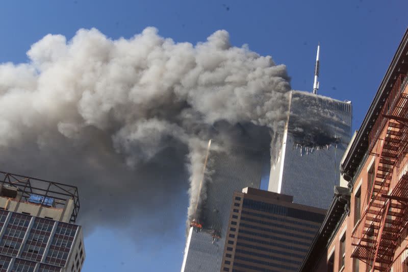 ▲美國紐約市世貿中心雙子星大樓2001年9月11日遭遇恐怖攻擊，兩棟大樓之後倒塌，大樓裡人員來不及逃離，釀成嚴重傷亡。（圖／美聯社／達志影像）