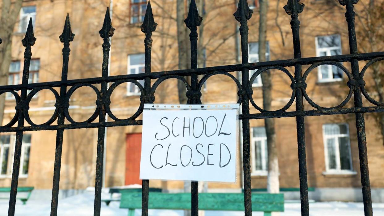 schoolclosedsign_shutterstock_570036622