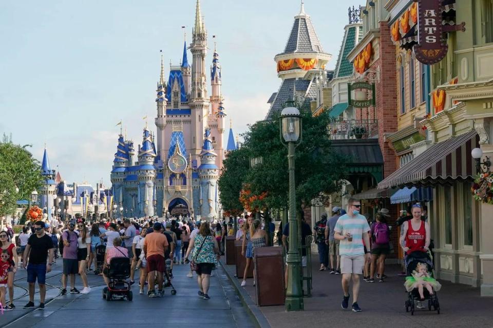 Disney World en Orlando ha sido el objetivo de las represalias del gobernador de Florida, Ron DeSantis, por oponerse públicamente al proyecto de ley “Derechos de los padres en la educación”, también conocido como el proyecto de ley “no digas gay”.