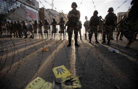 Egyptian soldiers stand guard near Rabaa al-Adawiya square during a protest by members of the Muslim Brotherhood and supporters of ousted Egyptian President Mohamed Mursi in Cairo, October 4, 2013. REUTERS/Amr Abdallah Dalsh