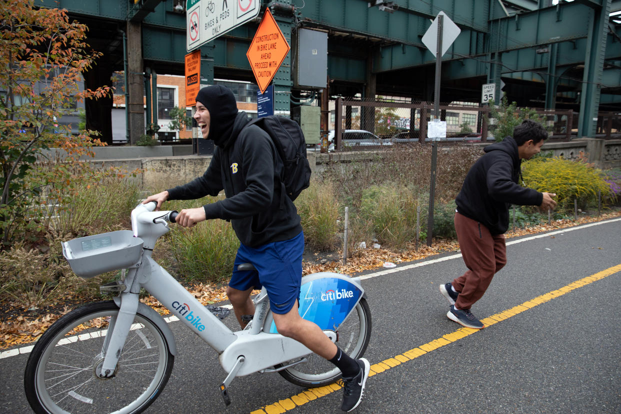 John Rodriguez, a la izquierda, y Samuel Liendo, revisan las bicicletas disponibles del sistema de bicicletas compartidas de Queensborough Plaza en Nueva York, el domingo 23 de octubre de 2022. (Salvador Espinoza/The New York Times)