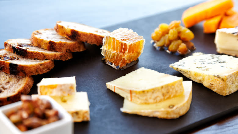 Honeycomb with bread, raisins, and cheese