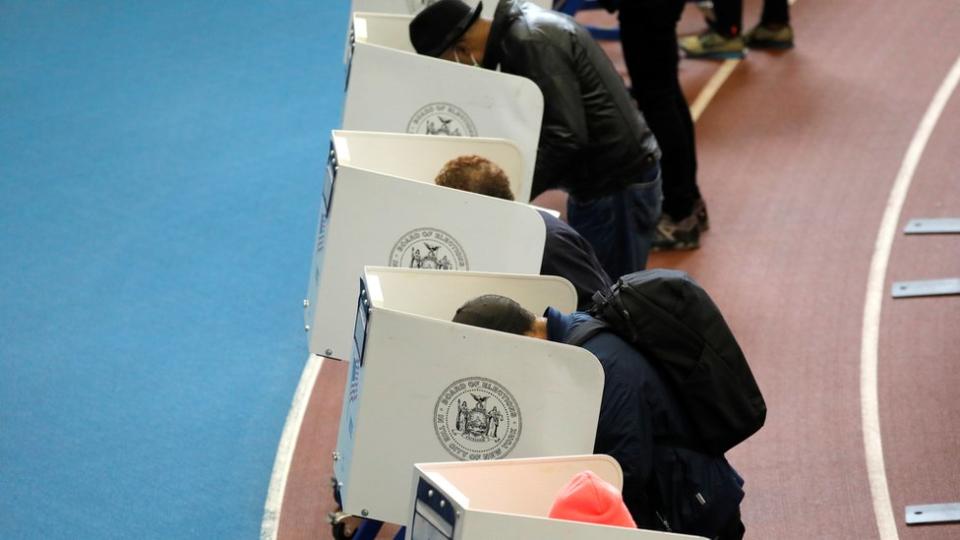 Personas votando en Brooklyn, Nueva York