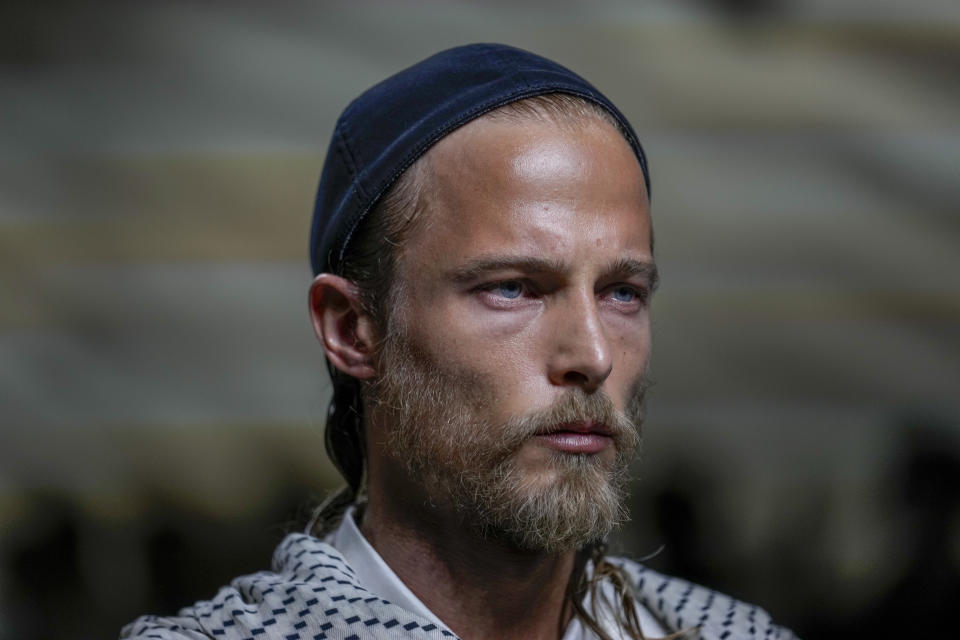 Un modelo luce una creación de Georgio Armani durante la presentación de su colección masculina primavera-verano 2023 el lunes 20 de junio de 2022 en Milán, Italia. (Foto AP/Luca Bruno)