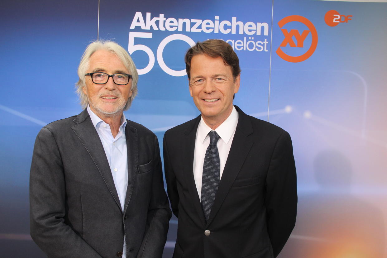 Reinhold Elschot, stellvertretender Programmdirektor des ZDF (links) und „Aktenzeichen XY“-Moderator Rudi Cerne. (Bild: ddp Images).