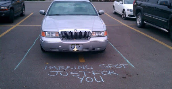 #11. “Este espacio de estacionamiento es solo para ti”, se quejó quien decidió ingeniosamente dejar en el suelo una marca que el conductor de este vehículo no olvidará jamás. O eso esperamos. Foto: Reddit.com/user/_someclicheid_