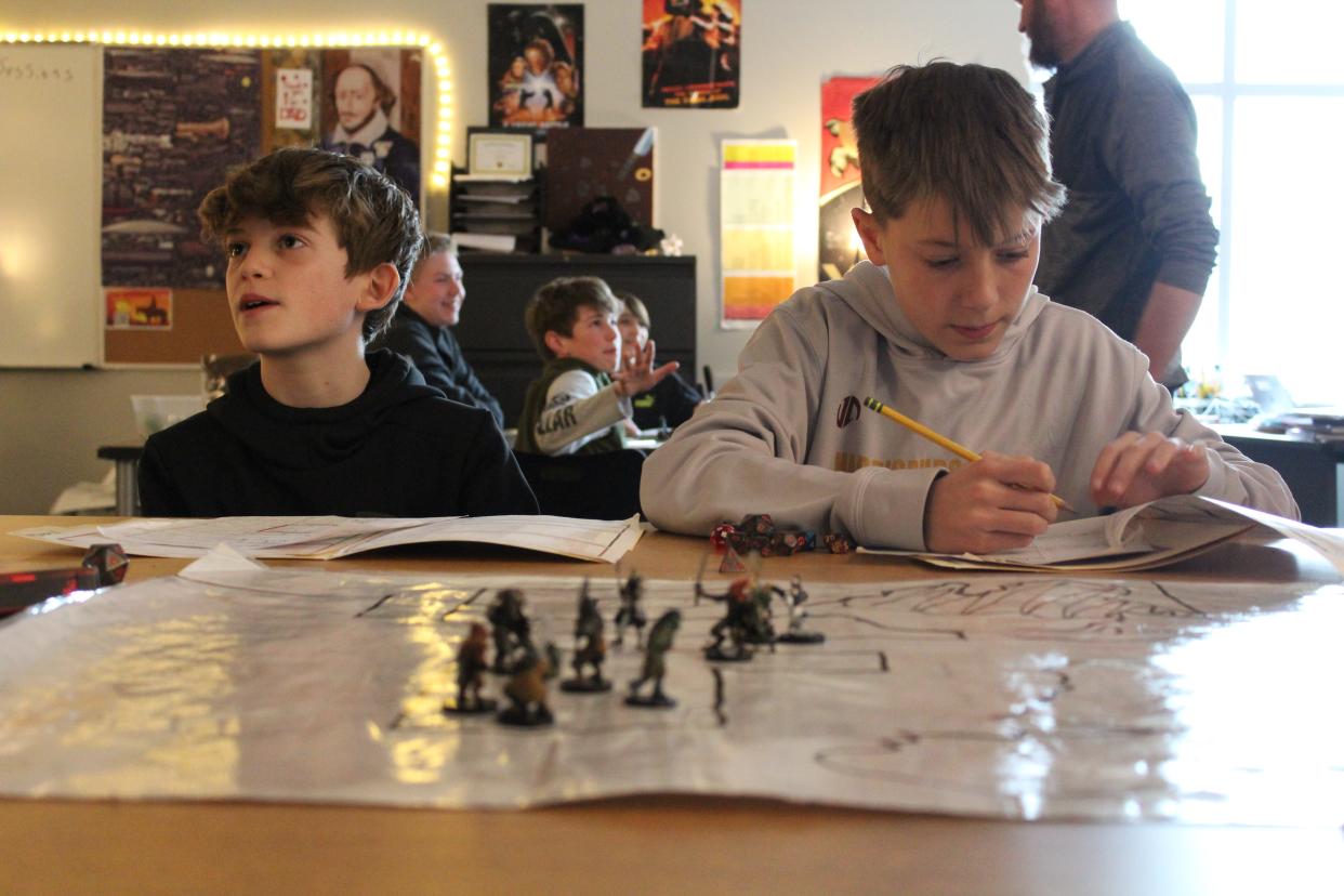 Les élèves jouent à Donjons & Dragons dans la classe de Kade Wells à la Harrisburg East Middle School le vendredi 22 mars 2024.
