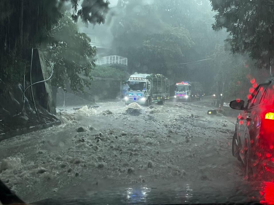 南投仁愛鄉道路四處淹水。民眾提供