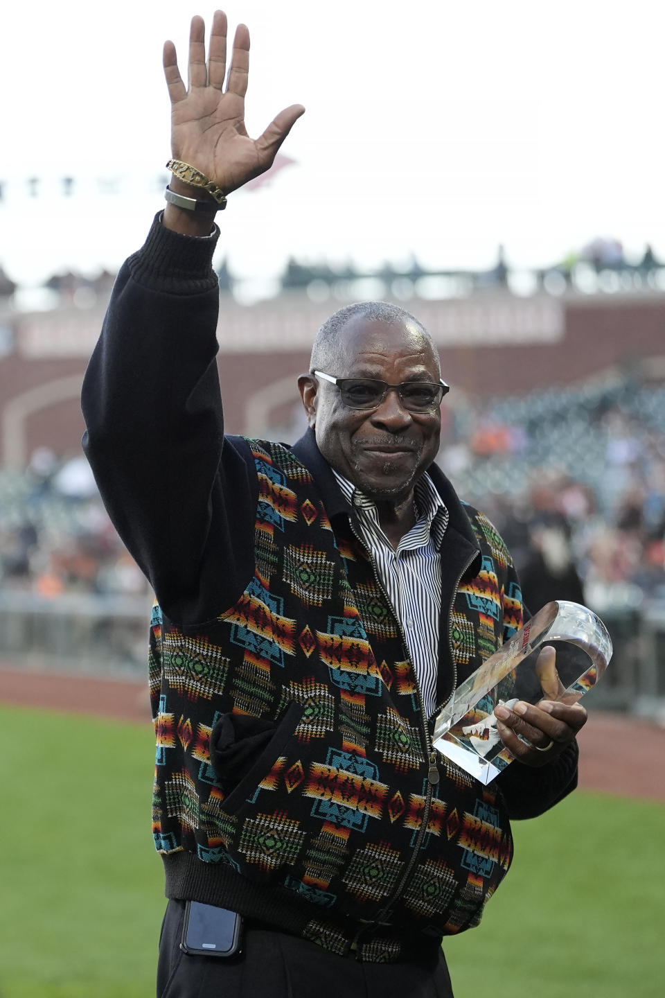 San Francisco Giants special adviser Dusty Baker waves after being awarded the Baseball Digest Lifetime Achievement Award before a baseball game between the Giants and the Cincinnati Reds in San Francisco, Friday, May 10, 2024. (AP Photo/Jeff Chiu)
