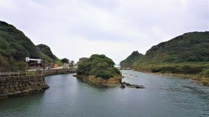 和平島公園其實是一座孤島，過去曾是垃圾掩埋場。 | <span>Heping Island Park</span> was actually a separate, solitary landmass, but throughout the previous centuries, the landfill was used to link it with the rest of Heping Island. (Courtesy of Greg)