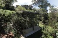 <p>La formación vegetal que rodea la casa es el bosque atlántico (también conocido como mata atlántica), una selva tropical típica del litoral de Brasil actualmente muy amenazada debido a la deforestación. (Foto: <a rel="nofollow noopener" href="http://atelierbranco.com/vinhedo/" target="_blank" data-ylk="slk:Atelier Branco Arquitetura;elm:context_link;itc:0;sec:content-canvas" class="link ">Atelier Branco Arquitetura</a>). </p>