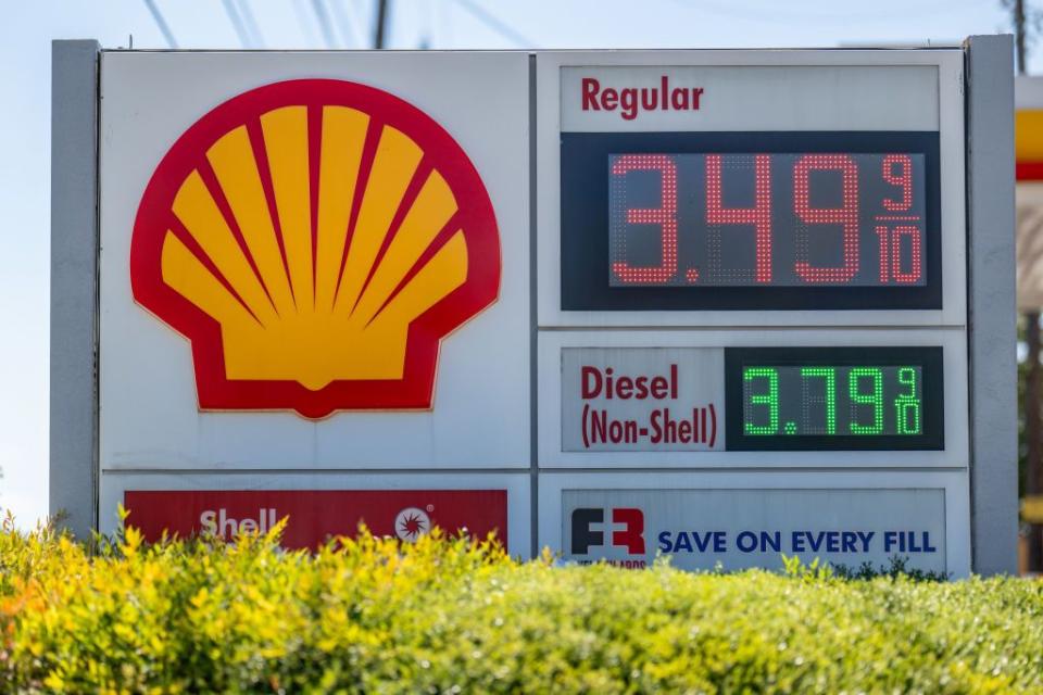 gas prices jump accross us amid tightening markets and heatwave