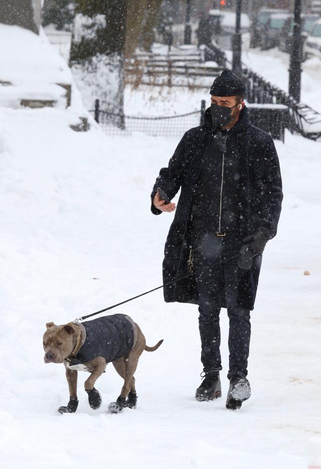 Justin Theroux totes a large Louis Vuitton duffel as he struts through the  Big Apple in skinny jeans and motorcycle boots