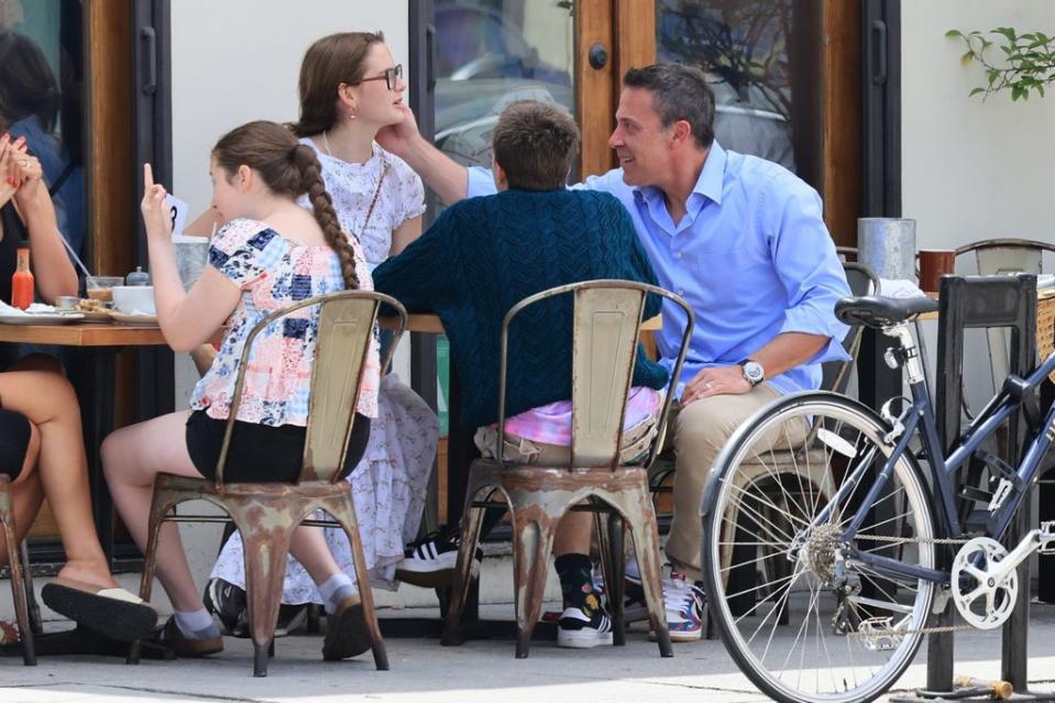 Ben Affleck con sus hijos en un restaurante de Santa Monica en julio de 2023