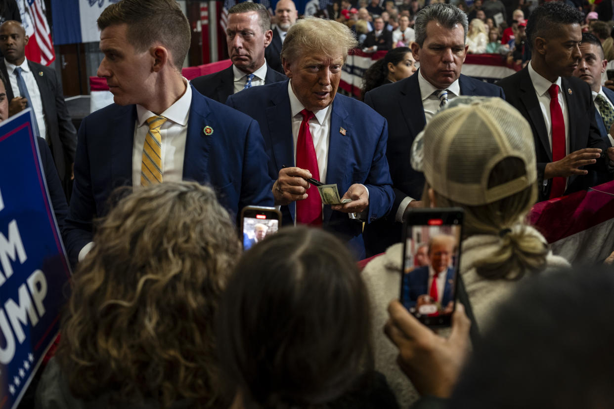 Donald Trump saluda a los asistentes tras una aparición de campaña en Fort Dodge, Iowa, el 18 de noviembre de 2023. (Jordan Gale/The New York Times)