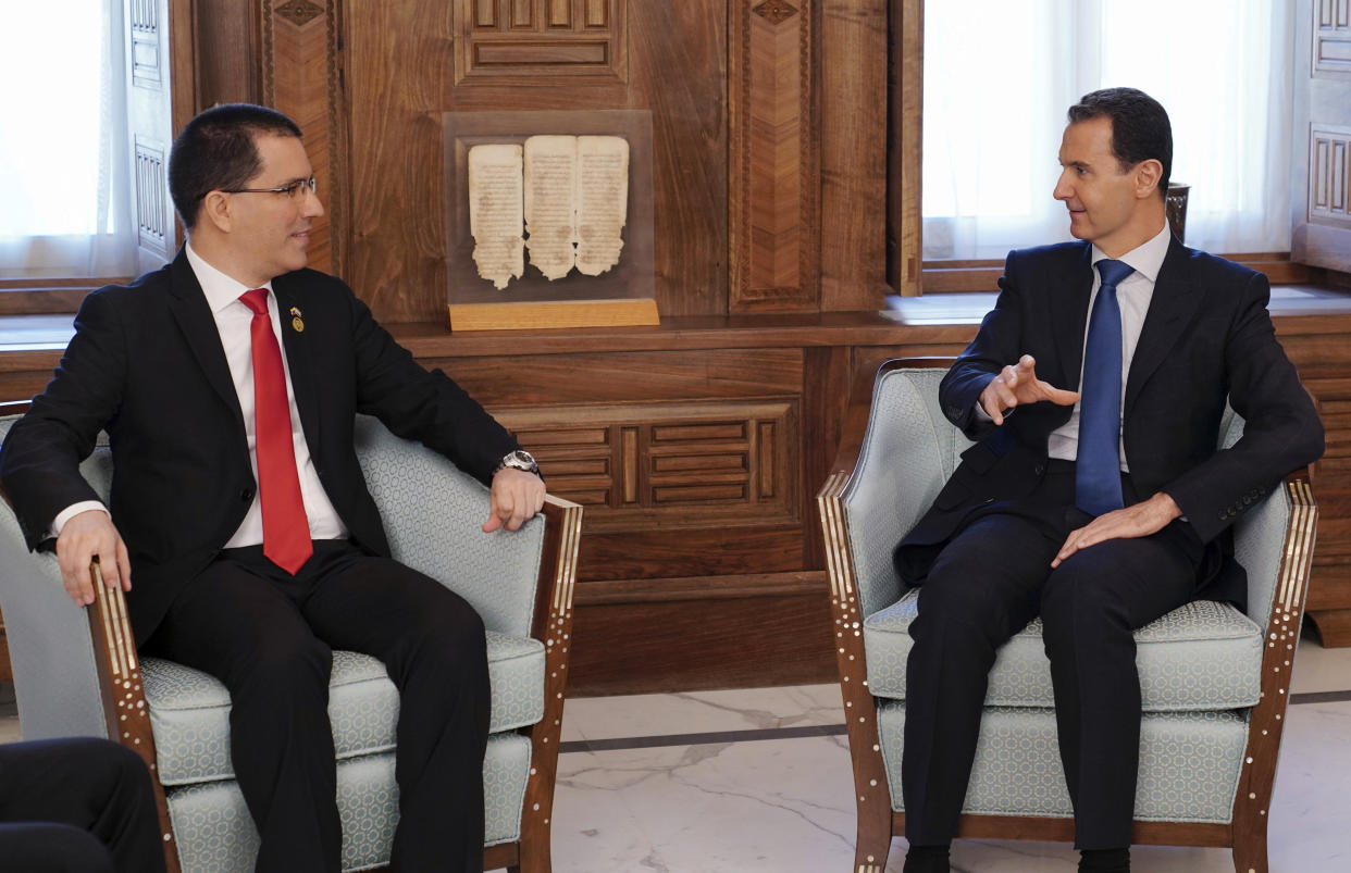 En esta foto dada a conocer por la agencia noticiosa oficial siria SANA, el presidente sirio Bashar Assad, derecha, se reúne con el canciller venezolano Jorge Arreaza en Damasco, el jueves, 4 de abril del 2019. (SANA vía AP)