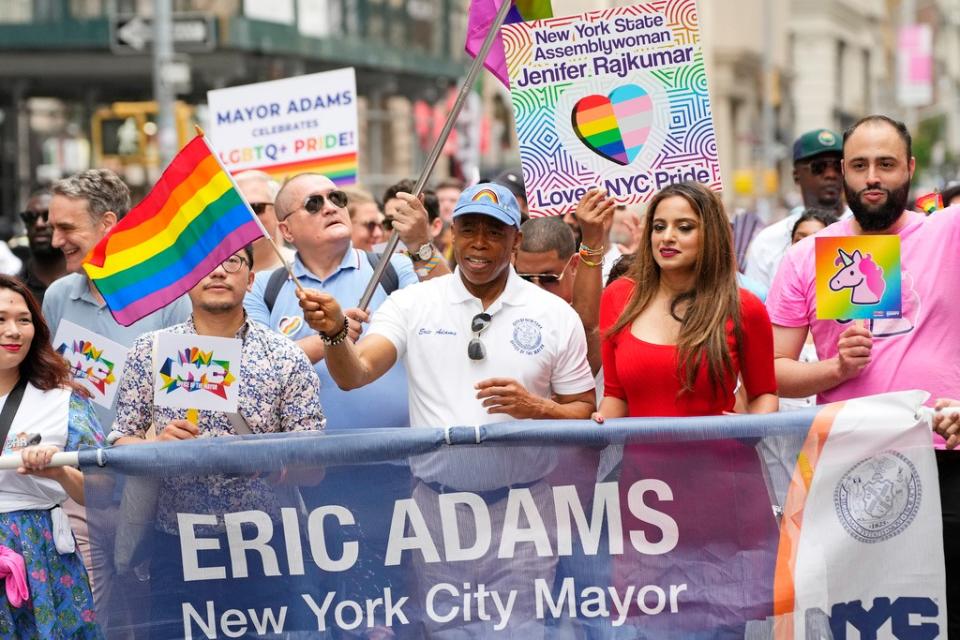 紐約市長亞當斯參加遊行。美聯社