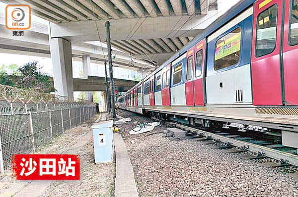 港鐵列車因暴徒投擲單車落路軌而停駛。（港鐵提供）