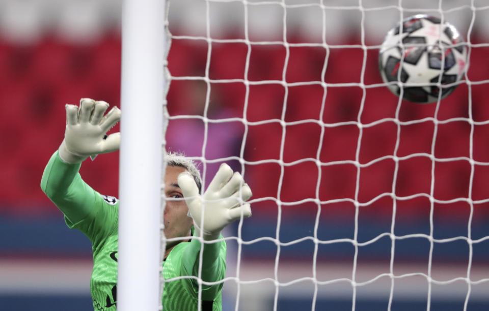 El arquero del PSG Keylor Navas encaja un gol ante el Manchester City en las semifinales de la Liga de Campeones, el miércoles 28 de abril de 2021, en París. (AP Foto/Thibault Camus)