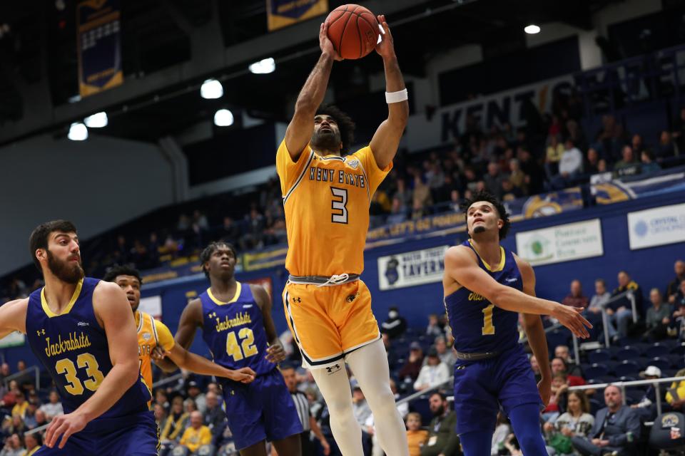 Kent State guard Sincere Carry drives to the basket for a shot during the first half of an NCAA basketball game against the South Dakota State Jackrabbits, Friday, Dec. 2, 2022 at the Kent State M.A.C. Center.