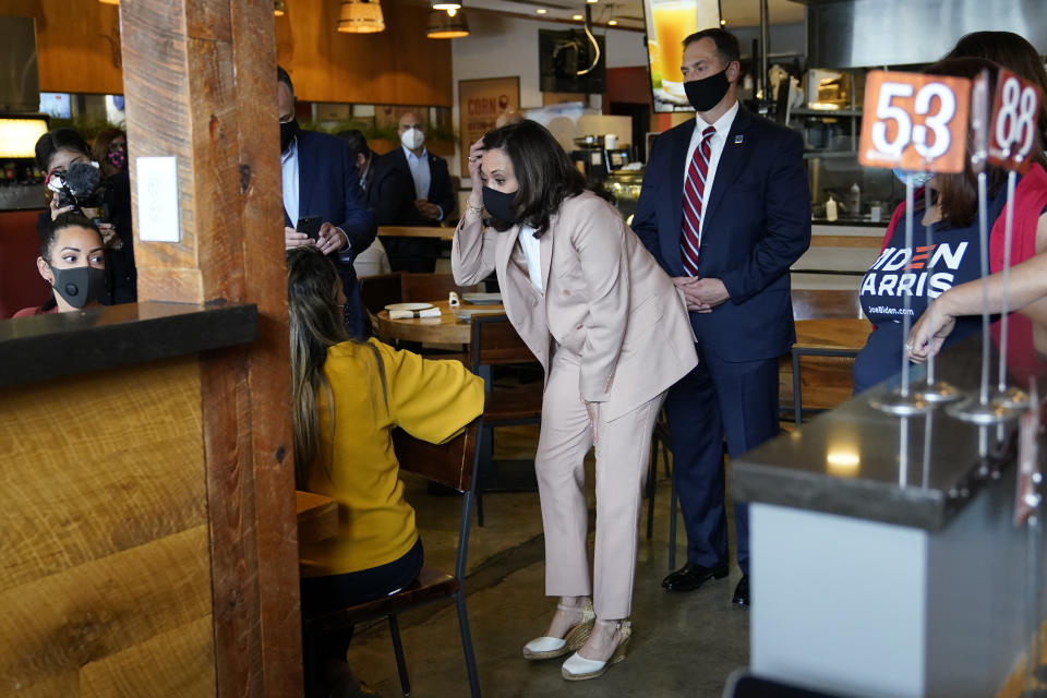 La candidata demócrata a la vicepresidencia Kamala Harris (centro) conversa con comensales durante una parada en la que compró comida en el restaurante venezolano Amaize de Doral, Florida, el 10 de septiembre del 2020. (AP Photo/Lynne Sladky)