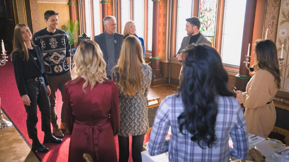 Nikos (rechts) Familie traf auf die vier letzten Kandidatinnen (von rechts: Michèle, Linda, Mimi und Stephie). (Bild: TVNOW)