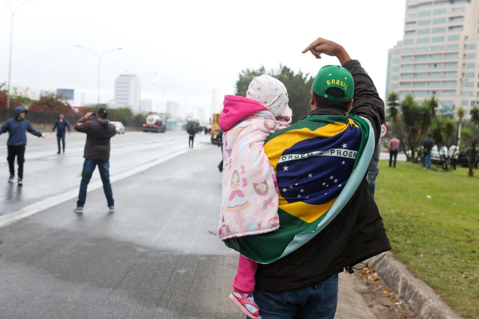 ***ARQUIVO***BARUERI, SP, 02.11.2022 - Bolsonarista carrega criança durante ato antidemocrático na Rodovia Castelo Branco, na altura de Barueri, na Grande SP. (Foto: Rubens Cavallari/Folhapress)